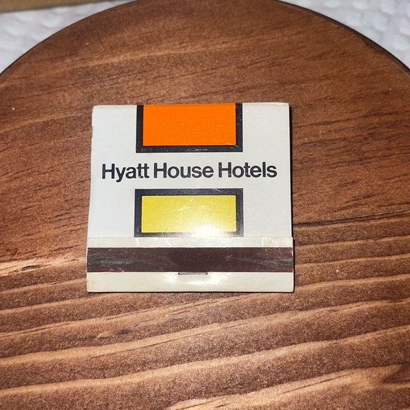 VINTAGE MATCHBOOK HYATT HOUSE HOTELS STRIKED
HYATT HOUSE HOTELS - Picture 2 of 3